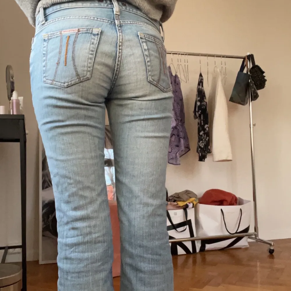 Säljer ytligare ett par Fornarina jeans då de är för små för mig! Fin blå tvätt och sitter som en smäck😅💕 Strl 26💕 jag är ca 172 cm och det är lite för korta för mig. Midjemått= ca 73cm, Innerbenslängd= ca 78cm! Jag har tagit bort sömmen och lagt ner de. Jeans & Byxor.