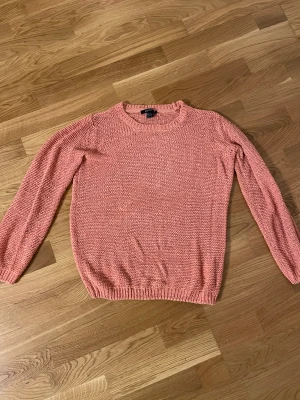 Rosa stickad tröja  - En jätte fin stickad tröja från Newyork även väldigt skön metrial.passar även väldigt bra för vinter. Säljer den pågrund av att jag rensar min garderob. Är ni intresserade så skriv till mig privat.❤️