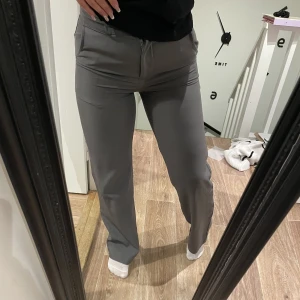 kostymbyxor xs - Snygga gråa kostymbyxor ifrån madlady storlek xs. 150kr + frakt