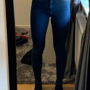Molly high waist jeans från Gina Tricot. Bra skick, storlek XS. Jag är 160 cm lång. Köptes för 299kr, säljer för 145kr. Köparen står för frakt.