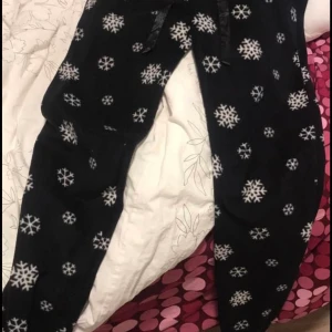 Sovbyxor  - Jag säljer sovbyxor. Storlek S. Dom helt oanvänd, jag inte använd dom allas. Superfint sick, jag har ingen användning för dom. Kommer inte till användning, och väljer sälja håller rensar hemma frakt står köper för själv. Bättre sälja än tar plats hemma. Skriv dm till mig säljer dom för 35 kr plus frakt 