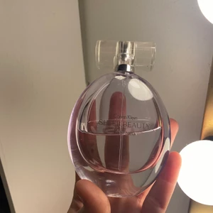 Parfym calvin klein  - Min halvfulla calvin klein parfym som luktar SÅ gott 💓 frakten ingår i priset 💓 pris kanske kan diskuteras