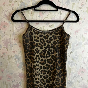 Leopardlinne från Zara🤍 - Ett linne från Zara! Väldigt fin! Storlek S