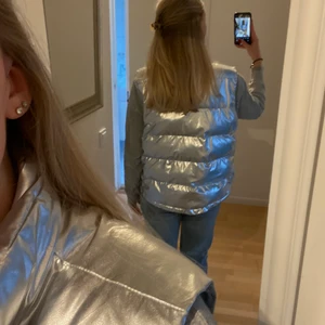 SILVER VÄST🤘🏼✨🤍🤍 - Säljer min super snygga silvriga väst som är jättesnygg nu till våren men tyvärr inte kommer till användning för mig. Köpte den på arkivet i Stockholm. Den är i nyskick och köptes för 600kr, därav säljer jag för 500kr❣️Skriv för fler bilder eller frågor. Möts upp i Stockholm annars står köparen för frakt✨🤍