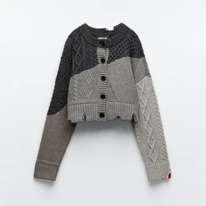 Zara kofta - Intressekoll på denna ur najs koftan från Zara x Ader Error. Storlek S/M oversize. Knappt använd.