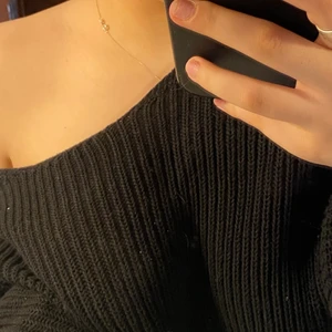 Stickad tröja med spetts i ryggen - Man kan ha spettsen både fram och bak, stolek M men passar mig som har stolek xs/s beroende på hur man vill att den sitter. Säljer för 80kr plus frakt 66kr. Skriv om ni har mer frågor❤️