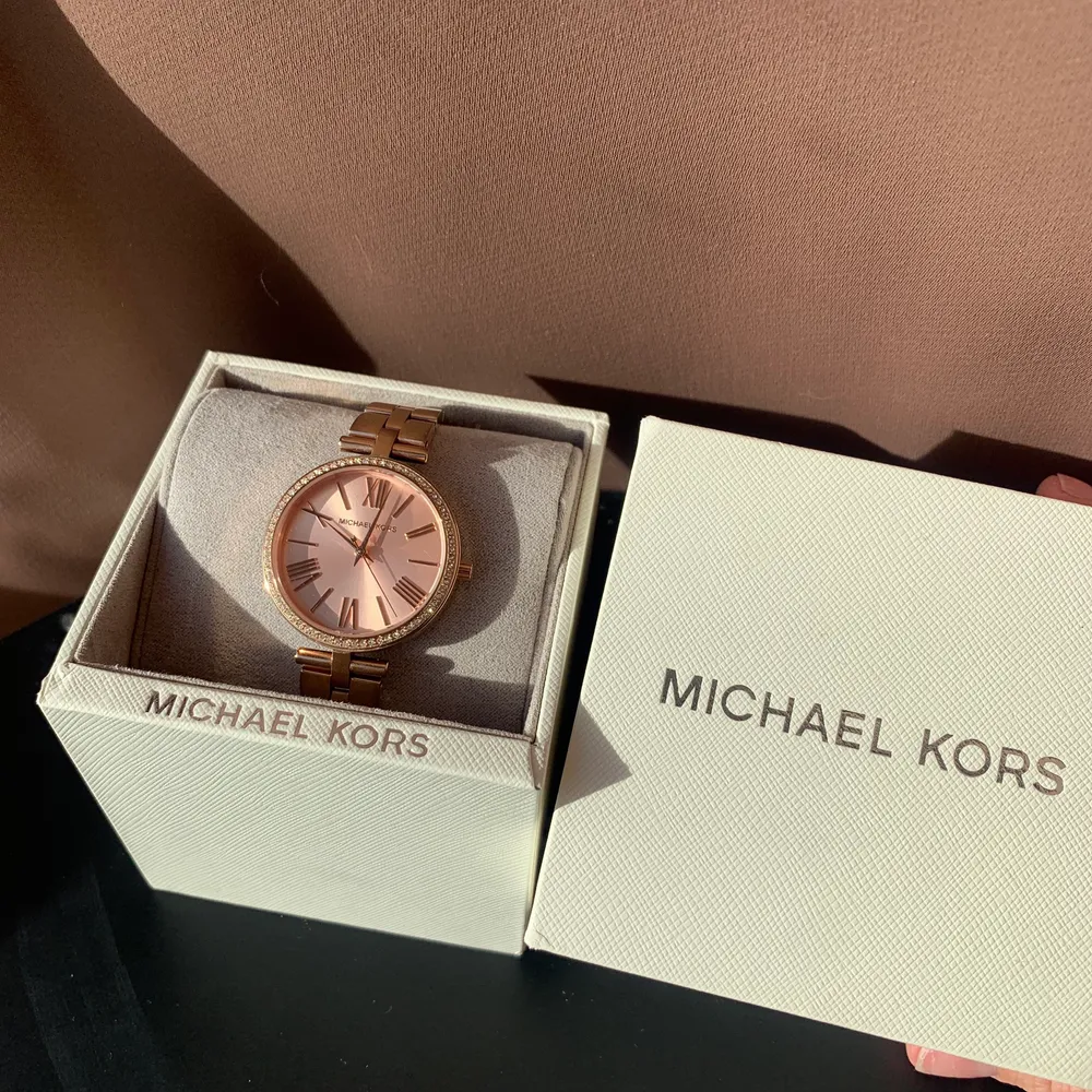 Jättefin Michael kors klocka som är köpt här på plick, säljer då jag hittade en annan i mer min stil😊 superfin och stilren klocka som ligger på nypris 2900😊 de igår extra länkar ifall klockan är för liten😊. Accessoarer.