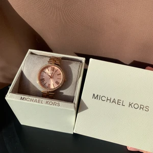 Michael kors klocka - Jättefin Michael kors klocka som är köpt här på plick, säljer då jag hittade en annan i mer min stil😊 superfin och stilren klocka som ligger på nypris 2900😊 de igår extra länkar ifall klockan är för liten😊