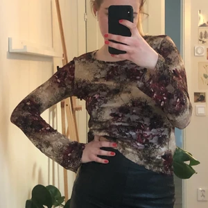 Meshtröja - Ascool 90-tals top från second hand som jag tyävrr  inte har använt. Den är typ ”klippt” på insidan men det syns inte, för övrigt jättesnygg ❤️