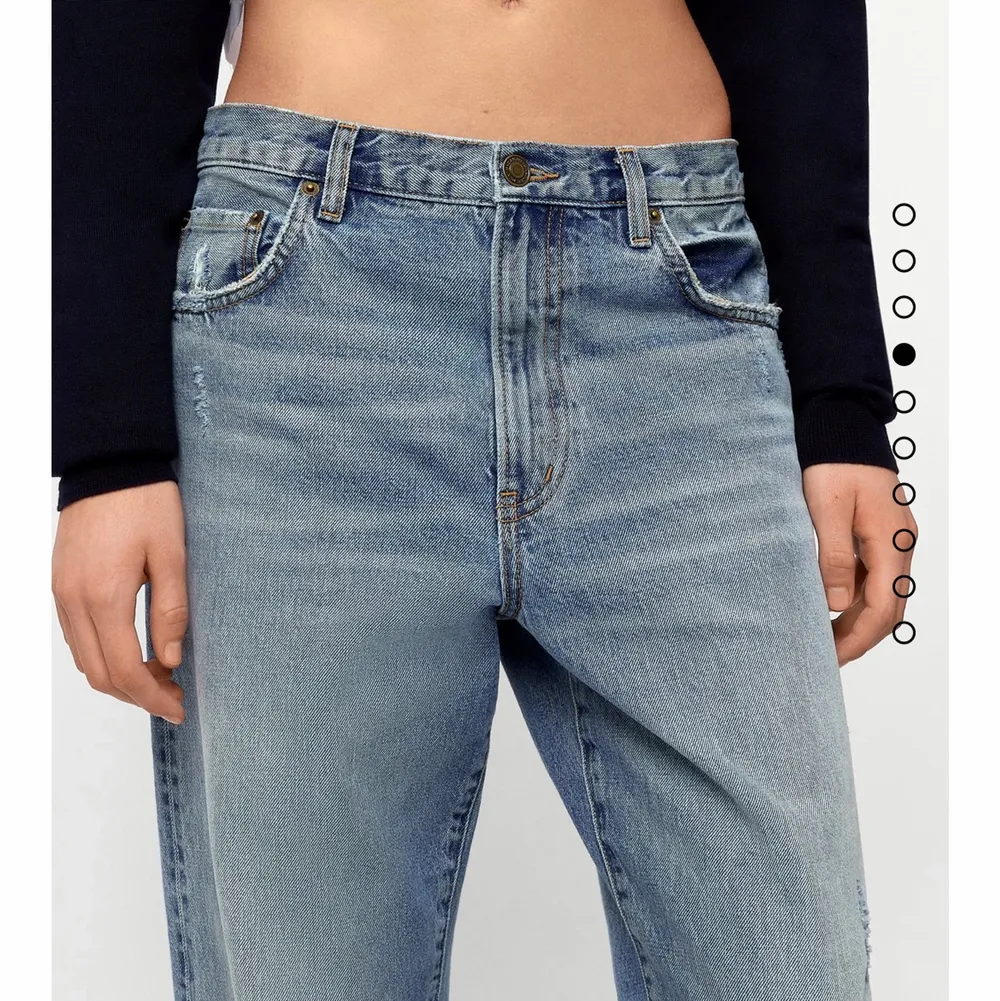 Säljer ett par helt nya zara jeans. Super snygga tyvärr lite små för mig och därför har jag aldrig använt de. Köpte för 560kr. Storlek 40 men väldigt små i storleken då de är lite små på mig som brukar ha 36/38 i jeans:). Jeans & Byxor.