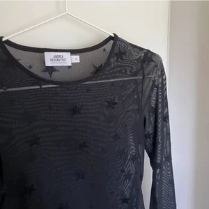 Meshtopp med stjärnor  - En jättefin meshtopp med stjärnor på från NAKD💫 Köptes här på Plick men den var lite för liten för mig💕 Väldigt bra skick då jag bara använt den 1 gång och ägaren innan hade inte heller använt den så mycket! Storlek S, men skulle också passa mindre ☺️