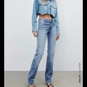 Zara mid straight jeans - Säljer mina mid straight jeans ifrån zara. Aldrig använda. De är storlek 38 men passar även 36.