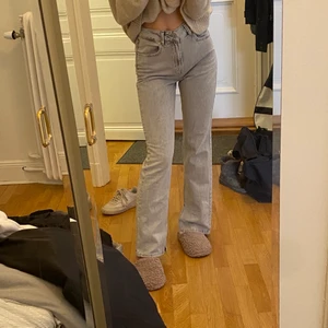 Jeans - Jättefina ljusgrå jeans som inte kommer till användning. Köpare står för frakt