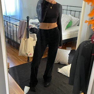 Svarta kostymbyxor  - Sjukt snygga svarta kostymbyxor!! Passar en 34/36 beroende på önskad passform! 💌 