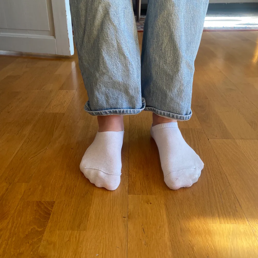Superfina jeans ifrån Levis! Skulle säga att dom är midrise/högmidjade. Jag är 161 cm lång. Jeans & Byxor.