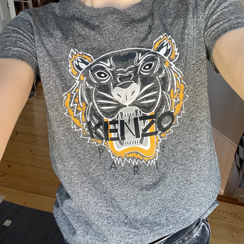 Äkta t-shirt från Kenzo, köpt på NK i Stockholm, använd väldigt lite, nypris: ca 1000kr. Toppar.