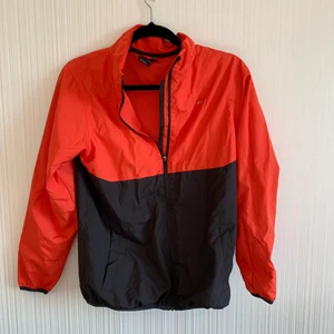 Träningsjacka  - Tunn träningsjacka barn. 