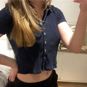 Brandy Melville top - Suupeefin Brandy Melville top! Köpt i stockholm och kan ej hitta den på hemsidan längre. Helt oanvänd därav superfint skick💕 One sized men passar från xxs-m (har själv storlek s)💞 Nypris ca 400kr