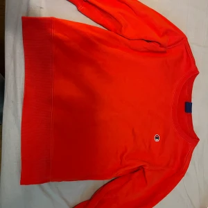 Champion tröja - Säljer nu min Champion tröja, knappt använd så skulle beskriva den som nyskick! Strl S