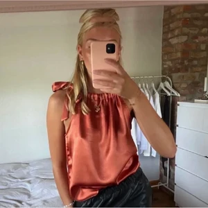 Topp - En jättefin topp i silke och korallfärg! Perfekt nu till sommaren💕 (säljarens bilder)