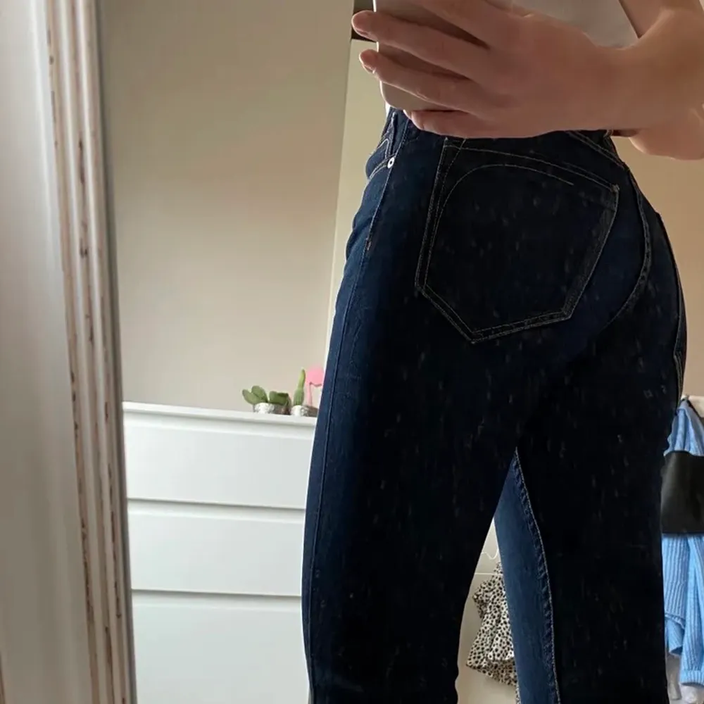 Säljer nu dessa trendiga och superfina mörkblå midwaist jeansen då jag har ett par liknande. Aldrig använda och därmed i nyskick! . Jeans & Byxor.
