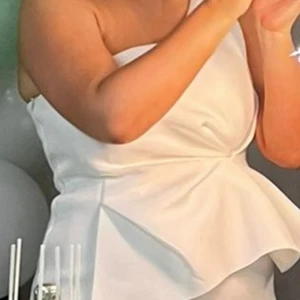 Vit klänning - Använd en gång! Knälång på mig som är 170 cm. Strechigt och skönt material. 