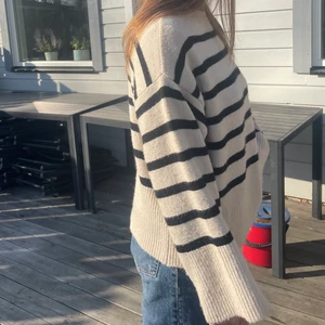Beige randig tröja från Pull&Bear - En jättefin stickad randig tröja från Pull&Bear i storlek S! Köpt för 400kr i höstas, nyskick då den knappt är använd och är jättefin till våren🤎