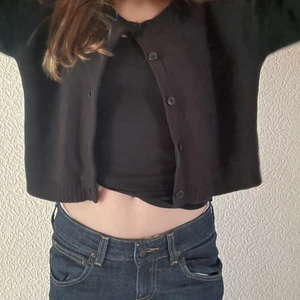 Stickad svart kofta m knappar från HM - Stl s, 40+ frakt