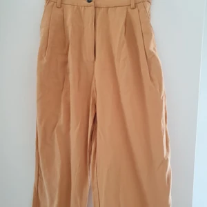 Snygga högmidjade chinos - Fina gula chinos, hög midja. Stl 32. Snygga vår och sommar byxor