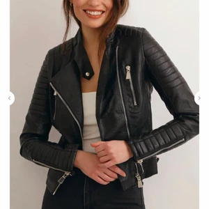 Skinnjacka  - Säljer min skinnjacka från chiquelle, kom privat för mer bilder eller frågor, köparen står för frakten💗 