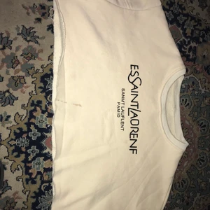 Vit magtröja  - Vit magtröja köpt från en butik på nätet miss inte vad den hette❤️😂 men märket på trögan är fejk😋fast materialet på trögan är väldigt skön. Trögan är ganska använd, den har en fläck som inte går bort🥲🥰