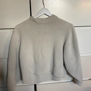 Vit stickad Tröja  - Bra skick. Använt fåtal gånger 