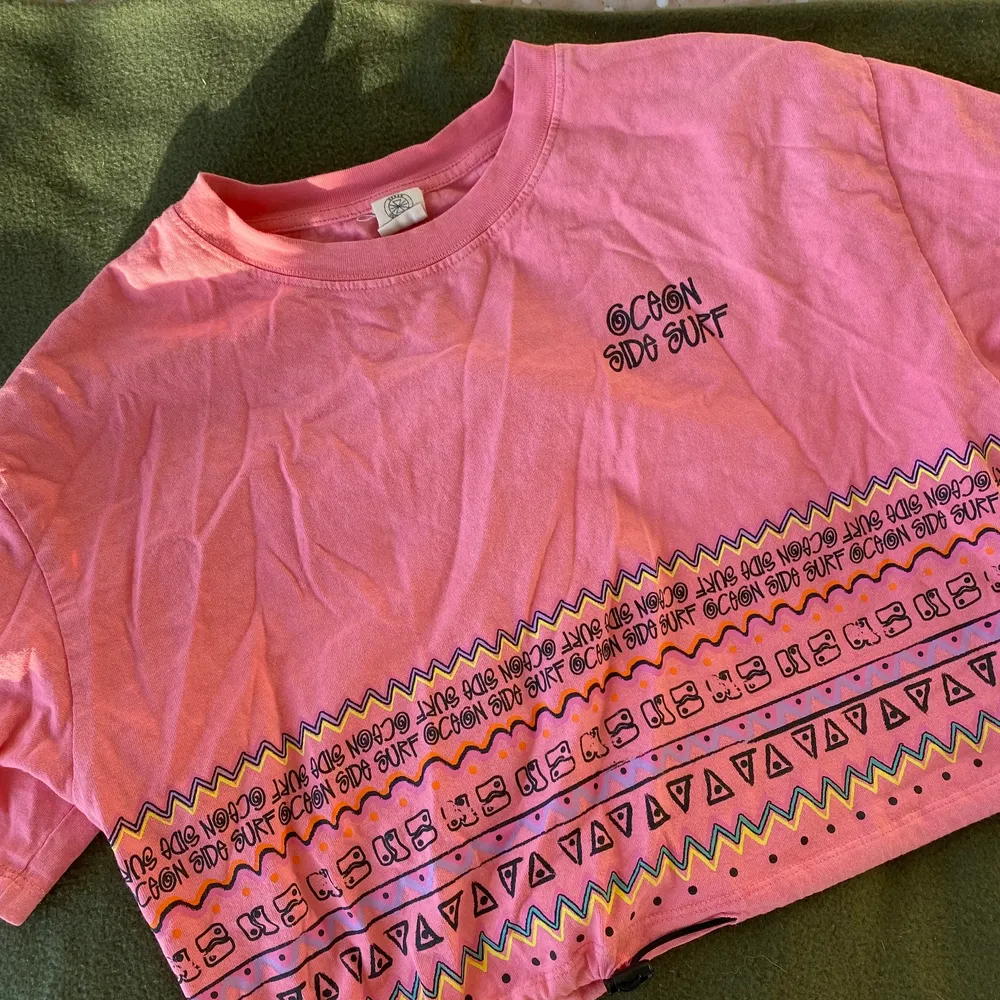Rosa topp med mönster från Urban Outfitters, knappt använd . T-shirts.