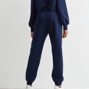 Set från H&M - Säljer ett marinblått mjukis set från H&M storlek XS i tröjan och S i byxorna. Croppad tröja och högmidjade joggingbyxor. Endast använda en gång. Säljer då de inte kommer till användning, inte riktigt min stil tyvärr annars är de jättesköna! Skriv till mig för fler bilder eller om ni har andra frågor! 🥰