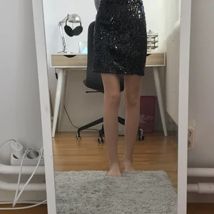 Kjol - Super snygg glittrig kjol från gina i storlek s. Säljer för 40kr plus frakt, priset kan diskuteras!