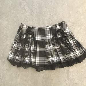 trendig kjol köpt online, aldrig använd. passar M i midjan men vääääldigt kort. kan passa S också. möter upp i centrala sthlm eller frakt. köpt för 200kr