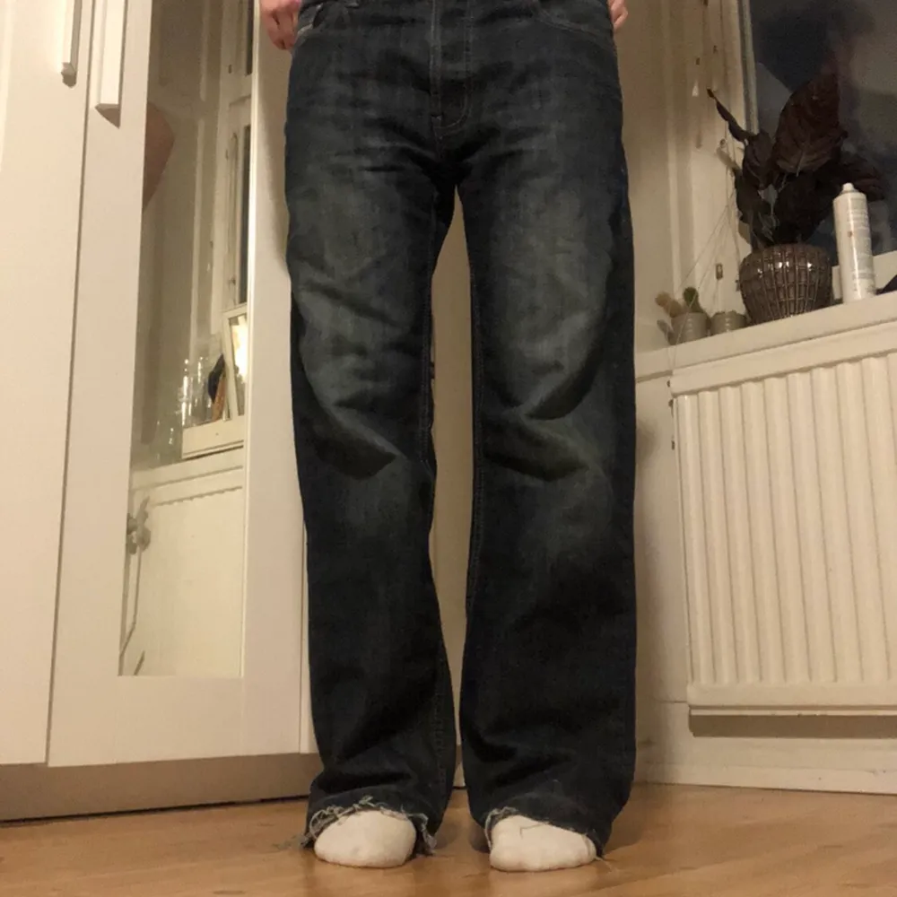 Väldigt coola jeans med snyggt tryck på fickorna! Lågmidjade. Midjemåttet är ca 82, innerbenslängd är ca 76 cm. Jag är 168!. Jeans & Byxor.