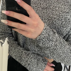 Tröja i svart, grå och vitt  - En tunn och fin tröja (stickad/virkad). Använd Max 2-3 gånger 