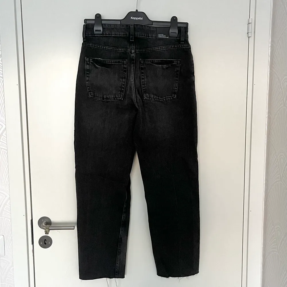 Svarta ”ripped” jeans! Avslappnad passform, sitter inte så tajt! Byxorna har används 1 gång tidigare. Ingen retur. Alla plagg som säljs tvättas noga innan leverans! Det är bara att skriva om du har några frågor eller vill se fler bilder på plagget! <3. Jeans & Byxor.