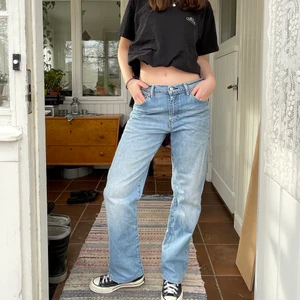 Vintage Levis  - Vintage Levis jeans i modellen 751. Supersnygg relaxed fit 🤩 Jag är 175 cm lång för referens. Aningen stora på mig som har 36 i byxor, rekommenderar till en 38:a. Frakten är 66kr 💗 Köp direkt för 600kr + frakt eller lägg ett bud. LEDANDE BUD 460 + frakt 