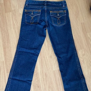 lågmidjade calvin klein jeans - as feta calvin klein jeans, liknar true religion jeans! Storlek XS, köparen står för frakt💚
