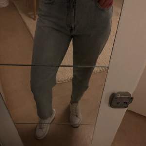Stentvättade raka jeans från zara med hög midja. Köpta för ett år sedan aldrig använda. Långa i benen, passar mig och jag är 177 cm lång. 