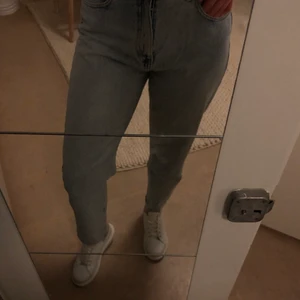 Straight-leg jeans från Zara - Stentvättade raka jeans från zara med hög midja. Köpta för ett år sedan aldrig använda. Långa i benen, passar mig och jag är 177 cm lång. 