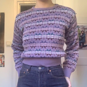 Lila stickad tröja  - Cropped lila stickad tröja med snöflinga-mönster 
