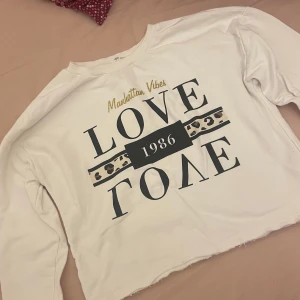 tröja  - jag säljer tröja storlek 170. den knapp använd, den superfint sick, jag avnänd 1-2 gånger.kommer inte till använing,och väljer att sälja den, säljer den för 60 kr plus frakt, frakt står köpare för själv. kan mötas upp också