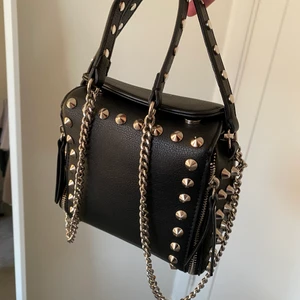 Nitväska zara - Säljer denna nitväska från zara i superfint skick🤍 säljer för 500+frakt