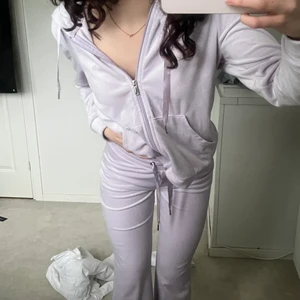 Velour sett, lila (topp + byxa)  - Cecilia velour sett köpt för ett tag sedan men knappt använda( lila & blå finns även).  Det är alltså både byxor + huvtröja!  - storlek XS på mjukisbyxor och M i hoodie. - original pris 548kr (229kr för hoodien & 249kr för mjukisarna) men säljer för 250kr + frakt - Säljs ihop, inte separat tyvärr