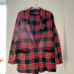 Rutigt kostymset  - Skottrutigt set från Gina Tricot. Byxorna är i storlek 38 och kavajen i storlek 40. Knappt använt och i väldigt fint skick. 🌞