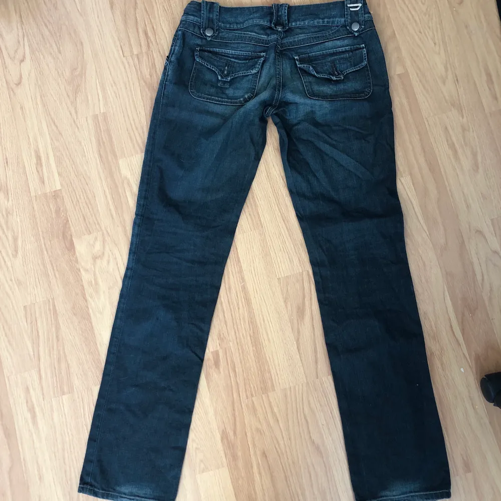 as feta diesel jeans i storlek 29, köparen står för frakt💚. Jeans & Byxor.