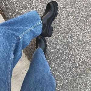 Weekday Jeans Rail  - As snygga klarblå jeans i modellen Rail från Weekday! De är i storlek 25/30, dock är jag vanligtvis en 28 men det är en ”stor” modell av jeans🥰 Säljer för att jag behöver pengar:) Jag står för frakten, inte du!🥳 